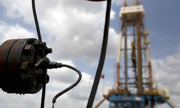 Trump administration sets meetings  with oil companies over Venezuela